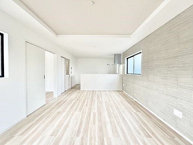 アクセントクロスがお洒落なダイニング。家族でのんびりくつろげる広々スペース。