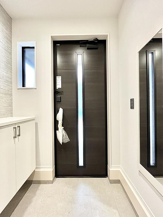 ガラススリットの入った玄関ドアが室内に光を届けてくれます