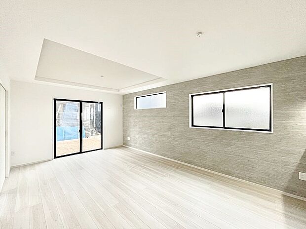 アクセントクロスがお洒落なリビング。家族でのんびりくつろげる広々スペース。