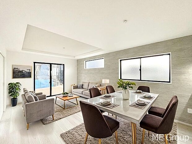 ご家族の賑やかな話し声で包まれる明るいリビング  ※家具はCGです