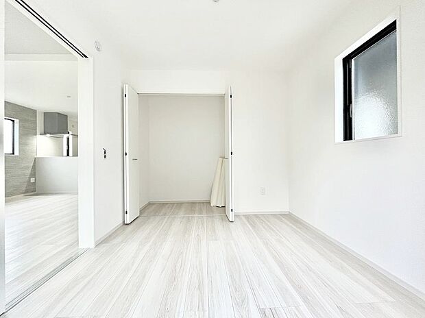 リビング横の洋室は引き戸を開ければリビングと一体に。閉じれば独立した洋室に。