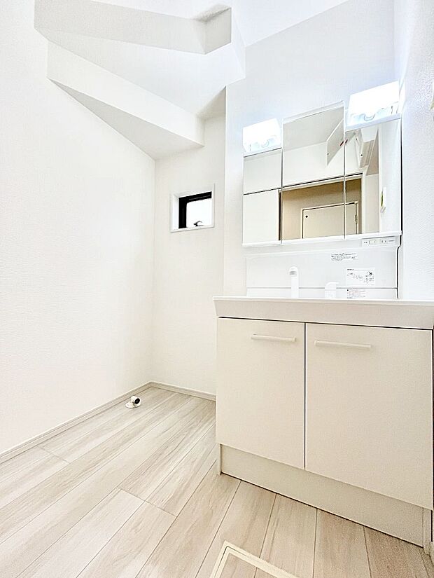 三面鏡の裏に、化粧品や衛生用品などを収納可能。洗面台をすっきりと保ちます！