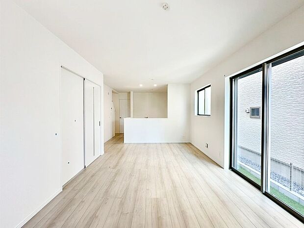 明るい陽光が注ぎ、寛ぎの雰囲気に満たされるリビング・ダイニング。 