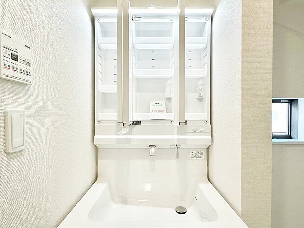 三面鏡の裏に、化粧品や衛生用品などを収納可能。洗面台をすっきりと保ちます!