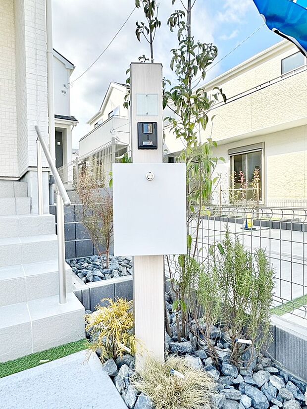 シンプルなデザインのポスト