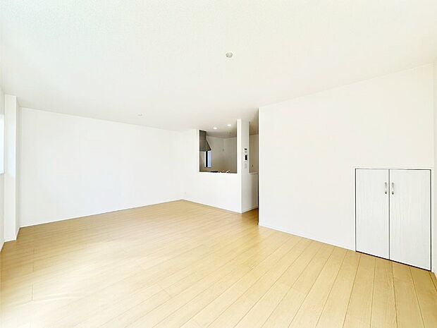 ご家族の賑やかな話し声で包まれる明るいリビング