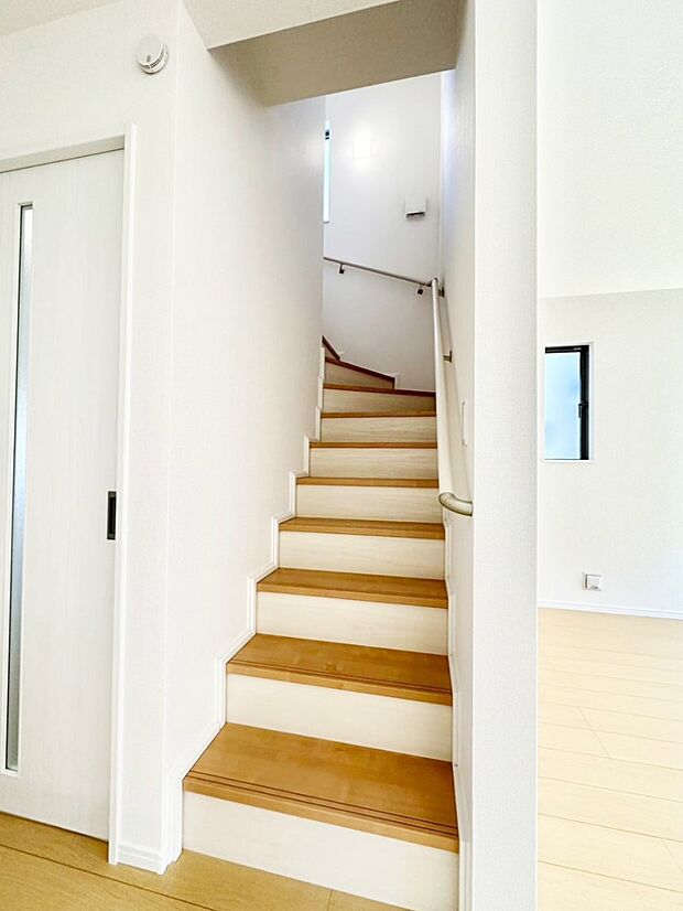 階段は手すり付きなので小さなお子さまやご高齢の方も安心です