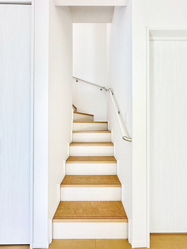 階段は手すり付きなので小さなお子さまやご高齢の方も安心です