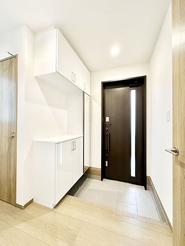 ガラススリットの入った玄関ドアが室内に光を届けてくれます