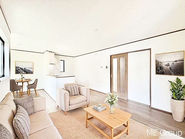 落ち着いた雰囲気のLDKは家族みんなの快適空間※家具はCGです