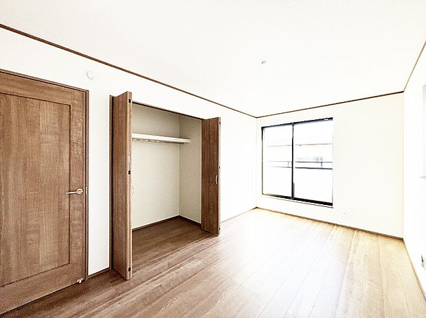 窓からのやさしい光が心地よいプライベートルーム