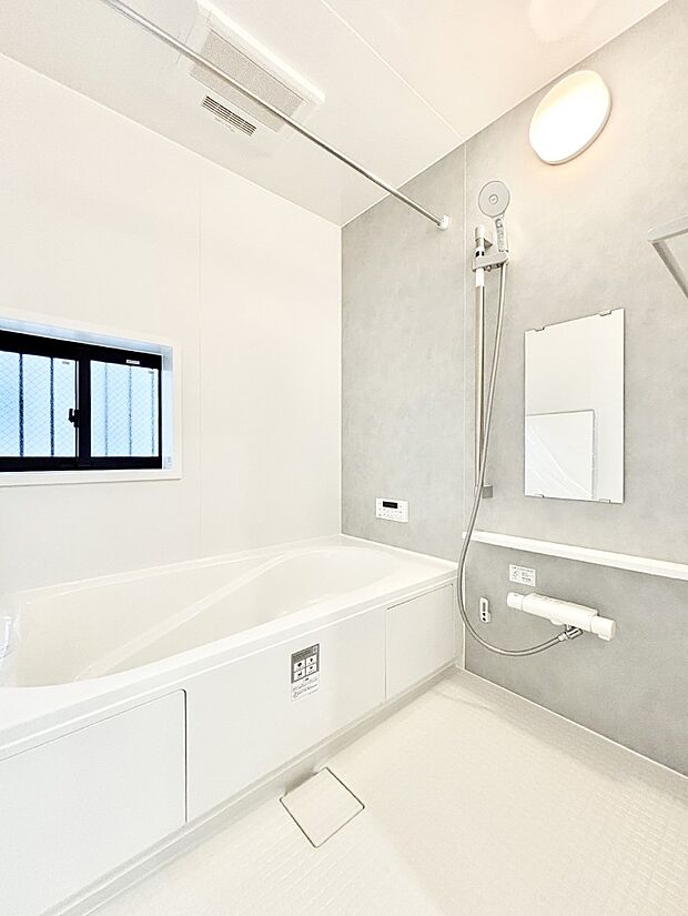 一日の疲れを癒してくれる明るい清潔感のあるバスルーム