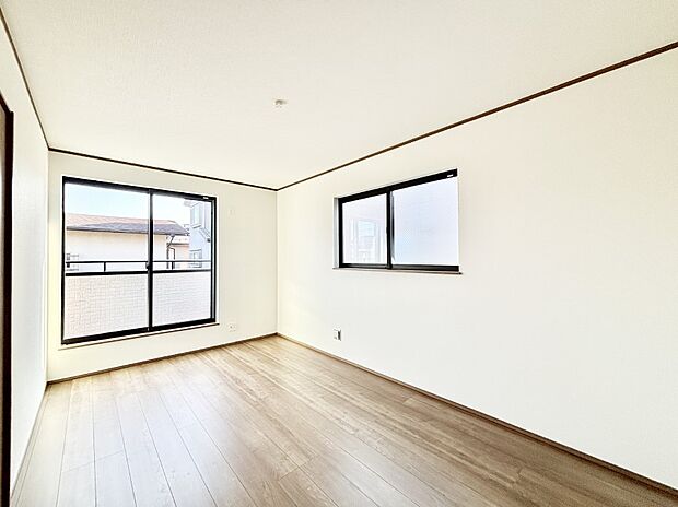 バルコニーが開放感をプラスしてくれる洋室