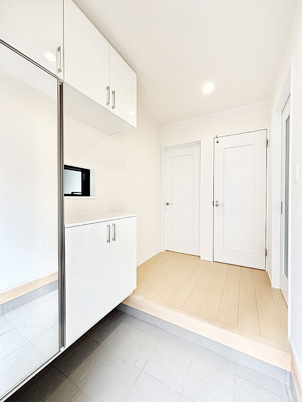 ミラー付きシューズボックスはお出かけ前の身だしなみチェックに便利