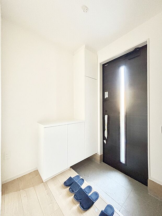 ガラススリットの入った玄関ドアが室内に光を届けてくれます