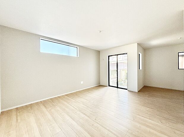 大きな窓からたっぷりの陽光と風を感じられるリビング