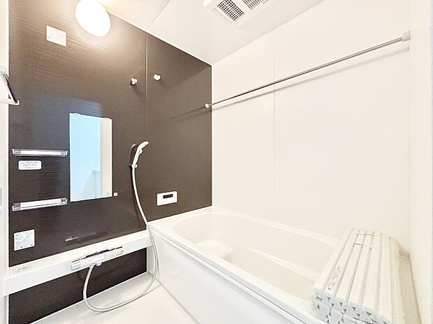 一日の疲れを癒してくれる明るい清潔感のあるバスルーム