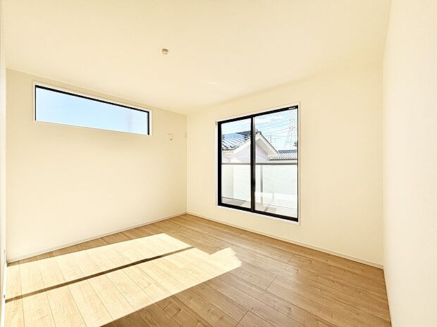 バルコニーが開放感をプラスしてくれる洋室