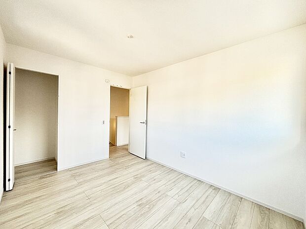 やさしい光がさしこむ居室はしっかり収納付き