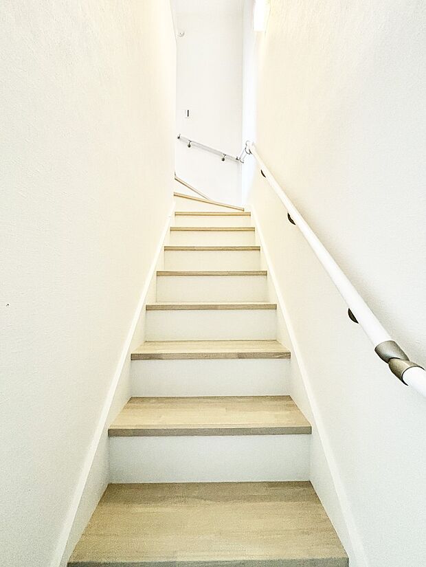 階段は手すり付きなので小さなお子さまやご高齢の方も安心です