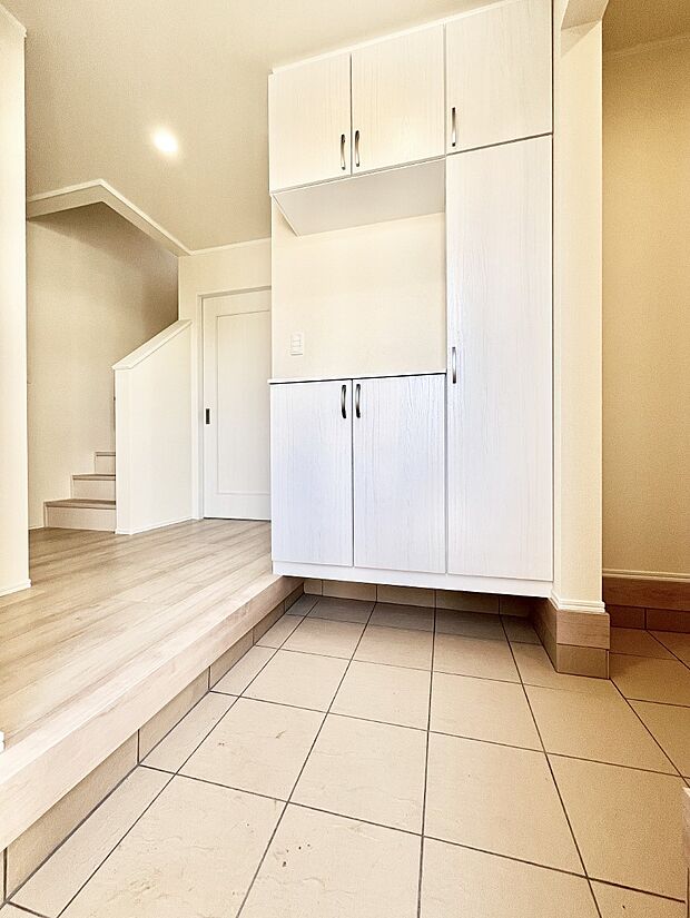 下駄箱はご家族の写真や季節のインテリアで飾り棚として演出できます