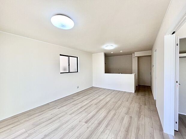 ご家族の賑やかな話し声で包まれる明るいリビング