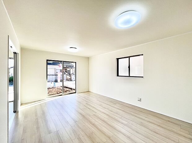 大きな窓からたっぷりの陽光と風を感じられるリビング