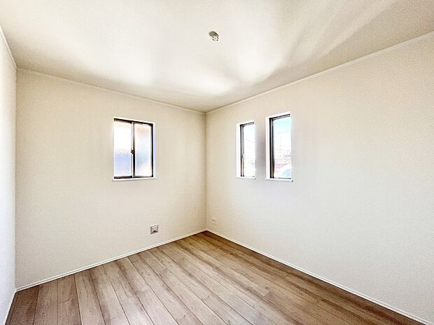 窓からのやさしい光が心地よいプライベートルーム