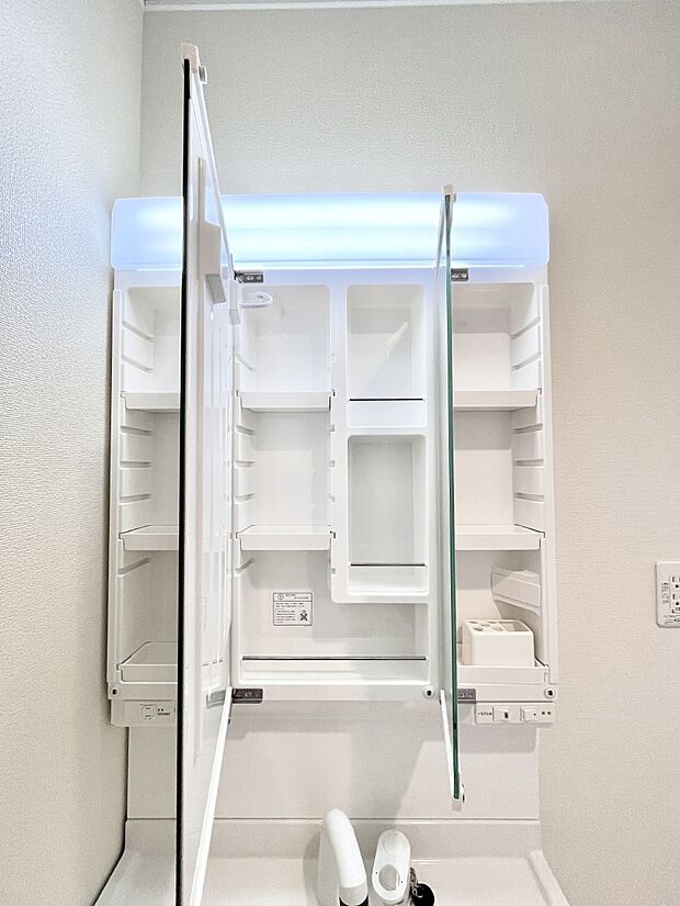 三面鏡の裏に、化粧品や衛生用品などを収納可能。洗面台をすっきりと保ちます！