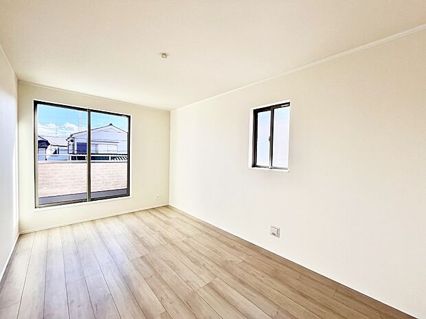 バルコニーが開放感をプラスしてくれる洋室