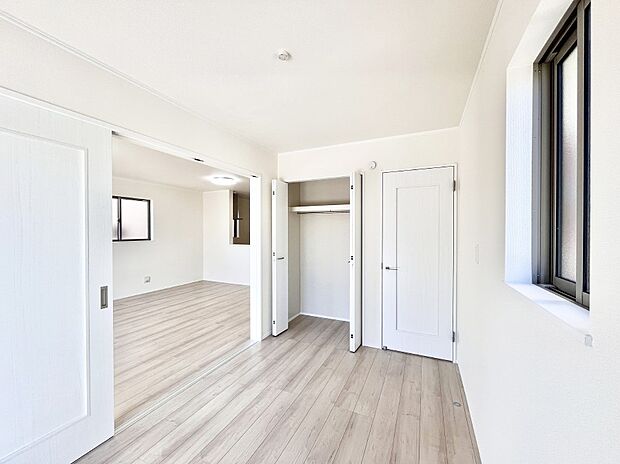 リビング隣接の洋室は個室としても利用できます