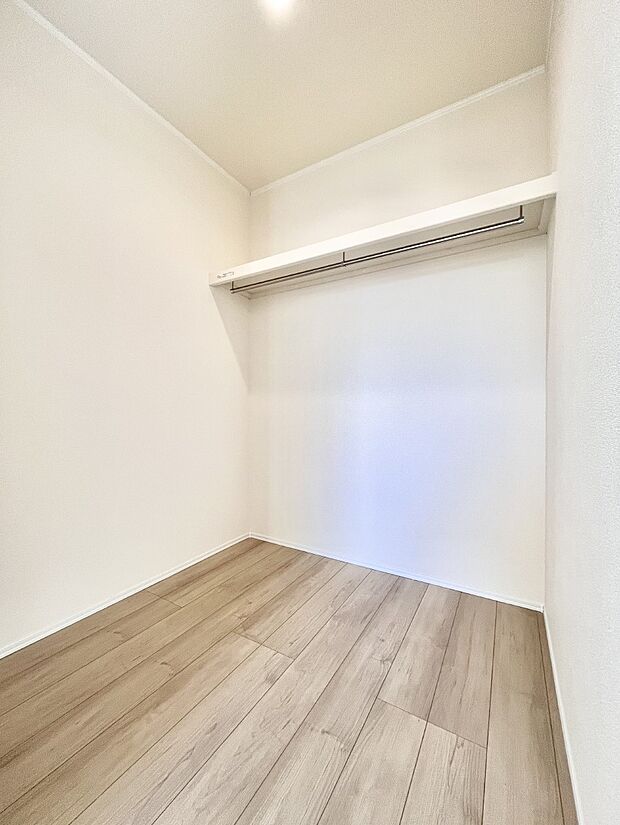 ウォークインクローゼットの活用で生活空間スッキリ