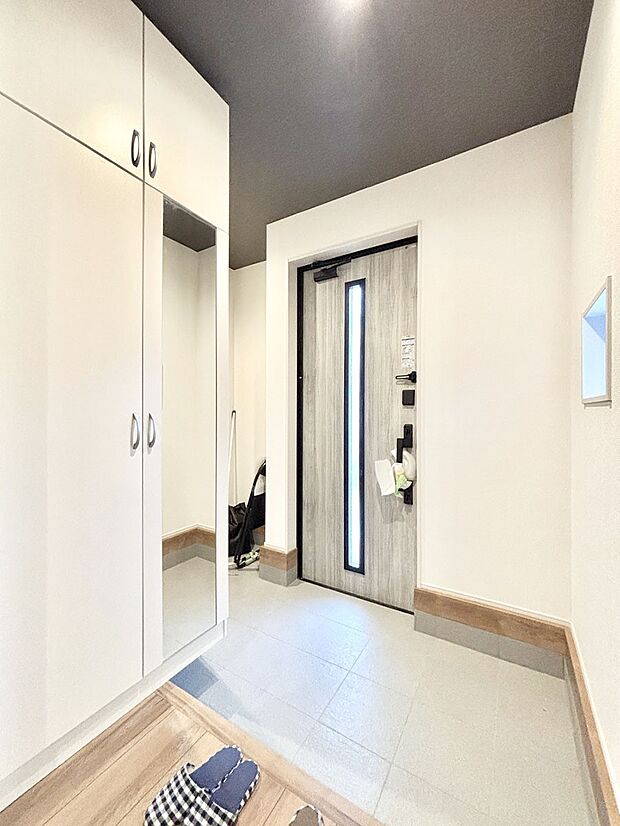 明るい玄関はお客様をお出迎えするのにぴったりです！ 