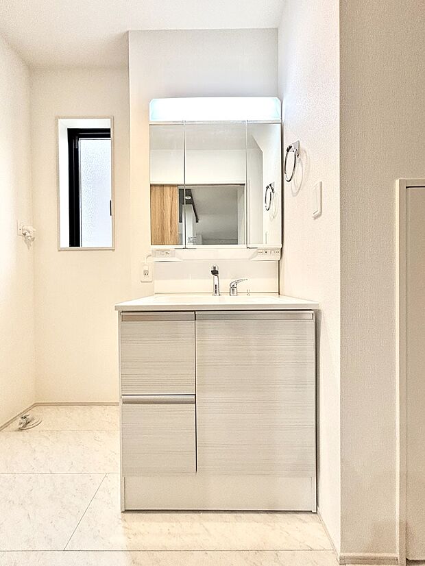 大きく見やすい三面鏡で清潔感ある洗面台は、身だしなみチェックや肌のお手入れにおすすめです。