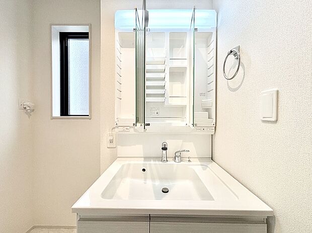 三面鏡の裏に、化粧品や衛生用品などを収納可能。洗面台をすっきりと保ちます!