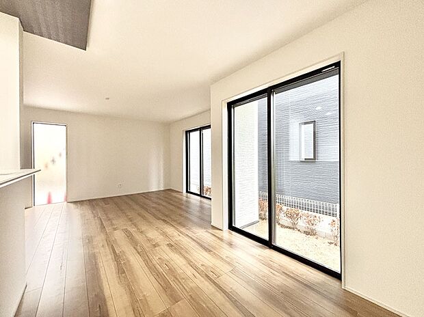 大きな窓からたっぷりの陽光と風を感じられるリビング