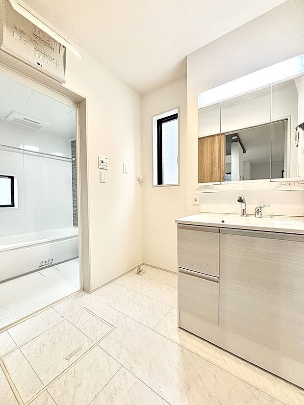 清潔感のある快適空間です。毎日の身支度も気持ち良くお使い頂けます。