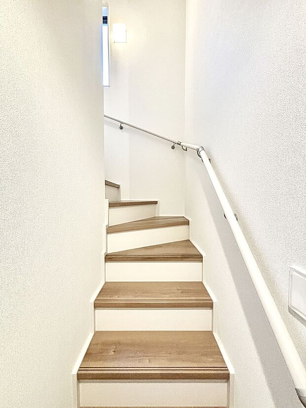 安全性を考慮し階段には手すりを設置しています