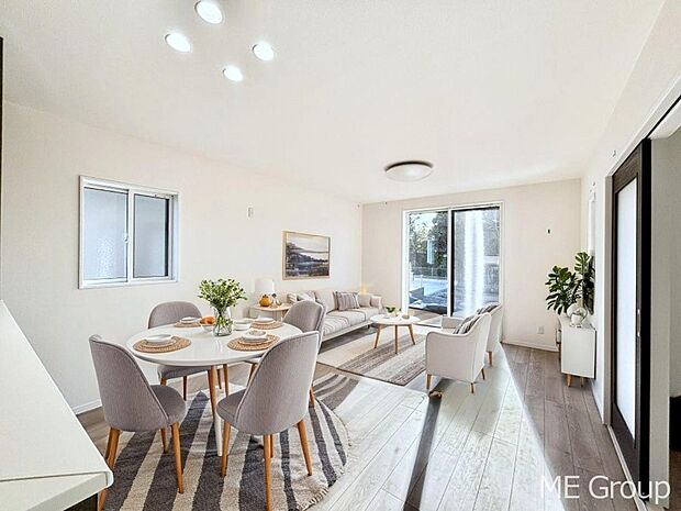 大きな窓からたっぷりの陽光と風を感じられるリビング ※家具はCGです