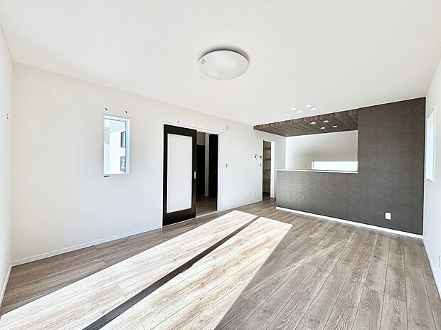 家族団らんの時間も増えそうなくつろぎのリビングダイニング。