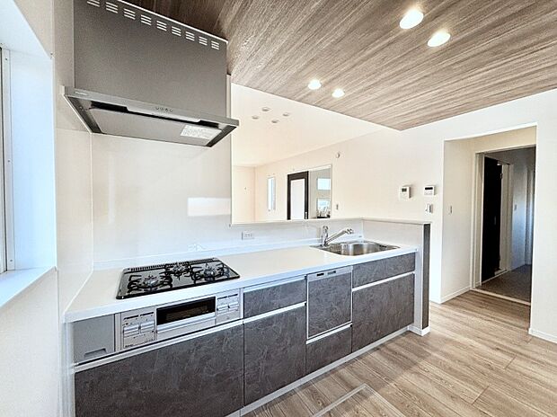 キッチン横にパントリー!食品のストックや調理器具の収納に便利です。