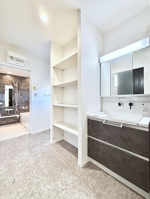 ゆとりの洗面スペースで朝の身支度もスムーズに