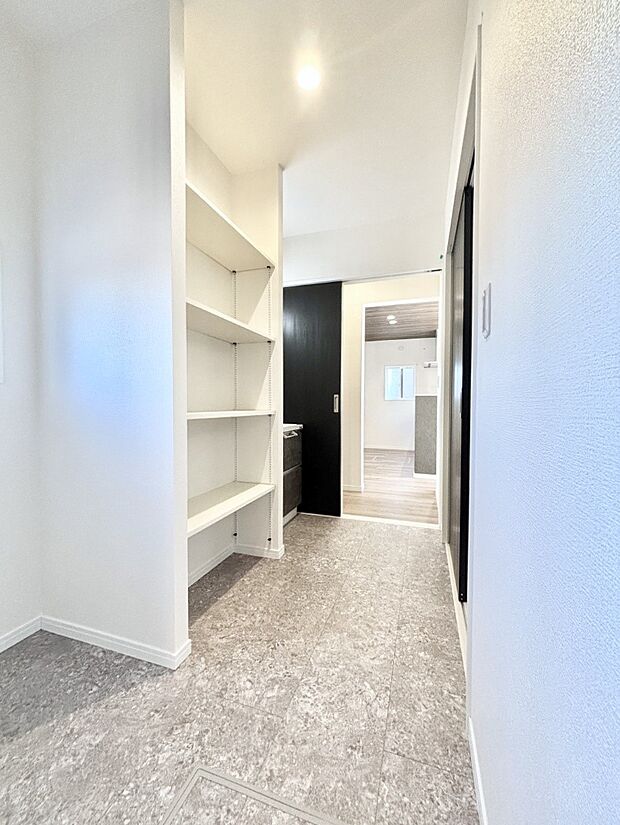 洗面室にはリネン棚付き!ゆとりの洗面スペースで親子で一緒にお着替えもラクラク!