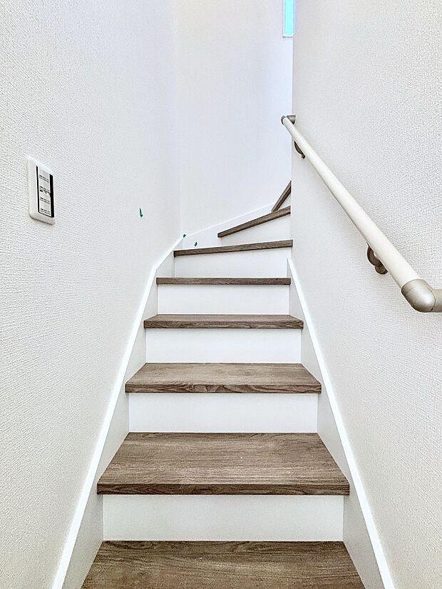 階段は手すり付きなので小さなお子さまやご高齢の方も安心です