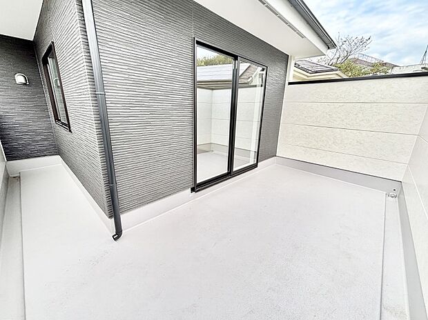 広々バルコニーでお洗濯物が気持ちよく乾きます。