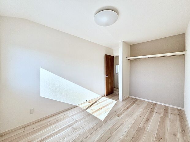 物や洋服の出し入れがスムーズなオープンクローゼット付きのお部屋