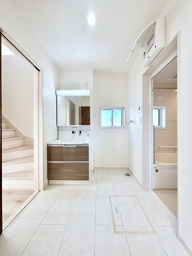 ゆとりの洗面スペースで朝の身支度もスムーズに