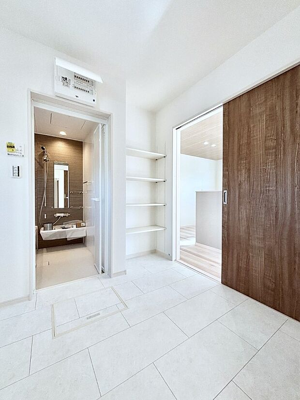 清潔感のある快適空間です。毎日の身支度も気持ち良くお使い頂けます。 