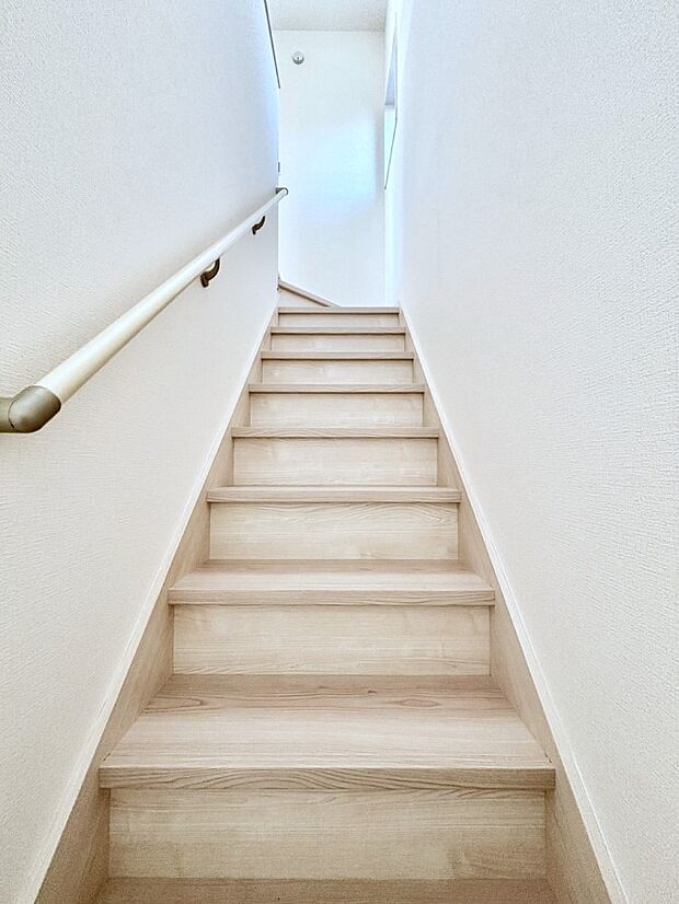 安全性を考慮し階段には手すりを設置しています