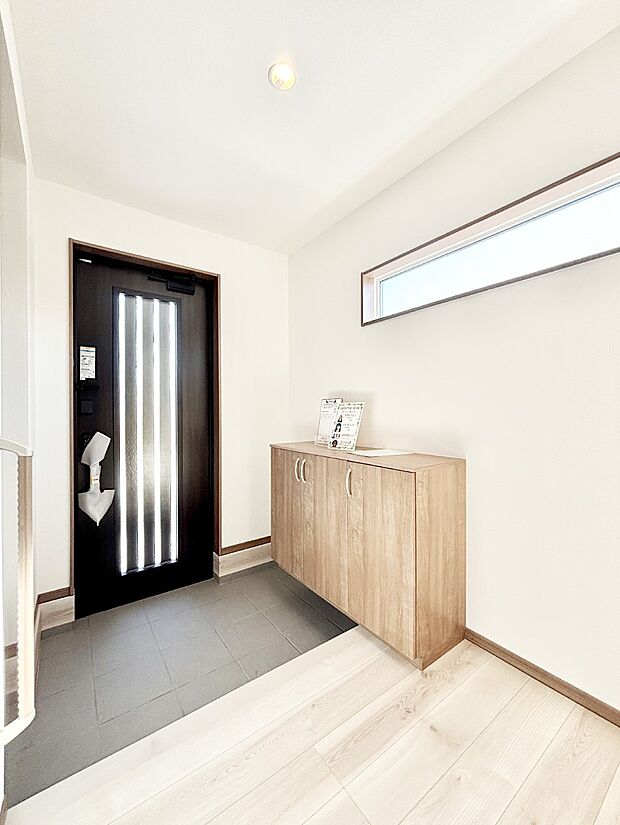 ガラススリットの入った玄関ドアが室内に光を届けてくれます